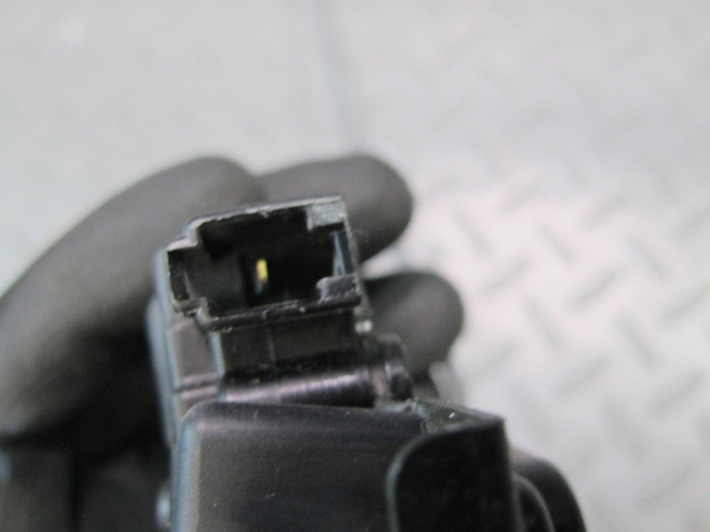 98-00 Lexus UCF20L LS400 Rear Trunk Lid Lock Latch Actuator OEM