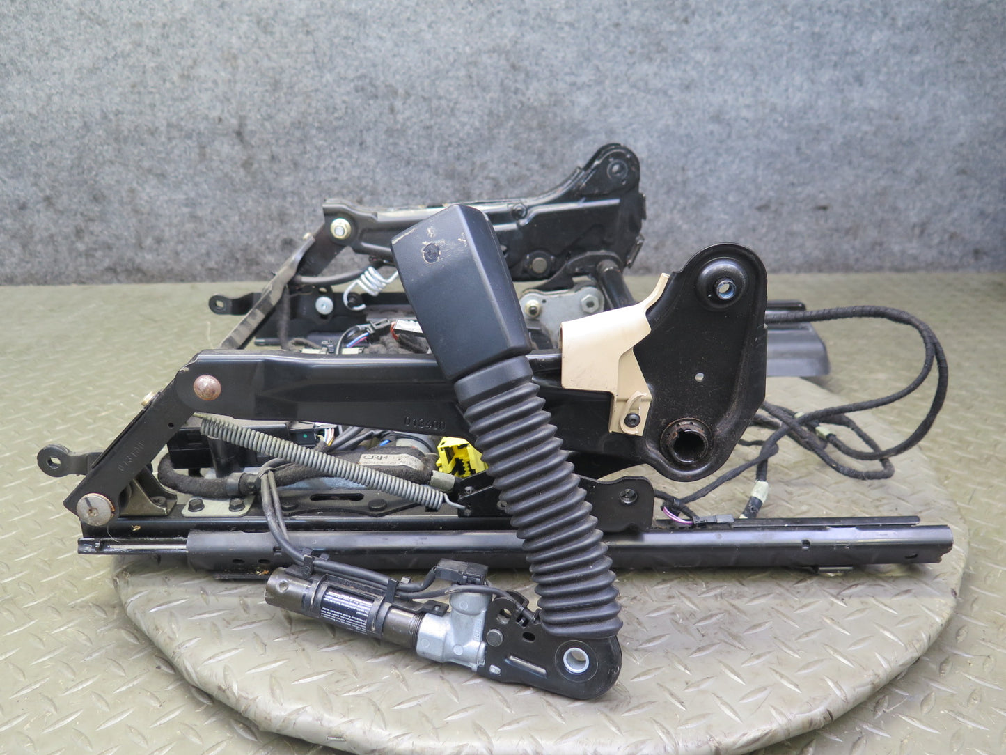 01-06 BMW E46 330ci Convert Front Right Seat Lower Frame Track Rail w Motor OEM