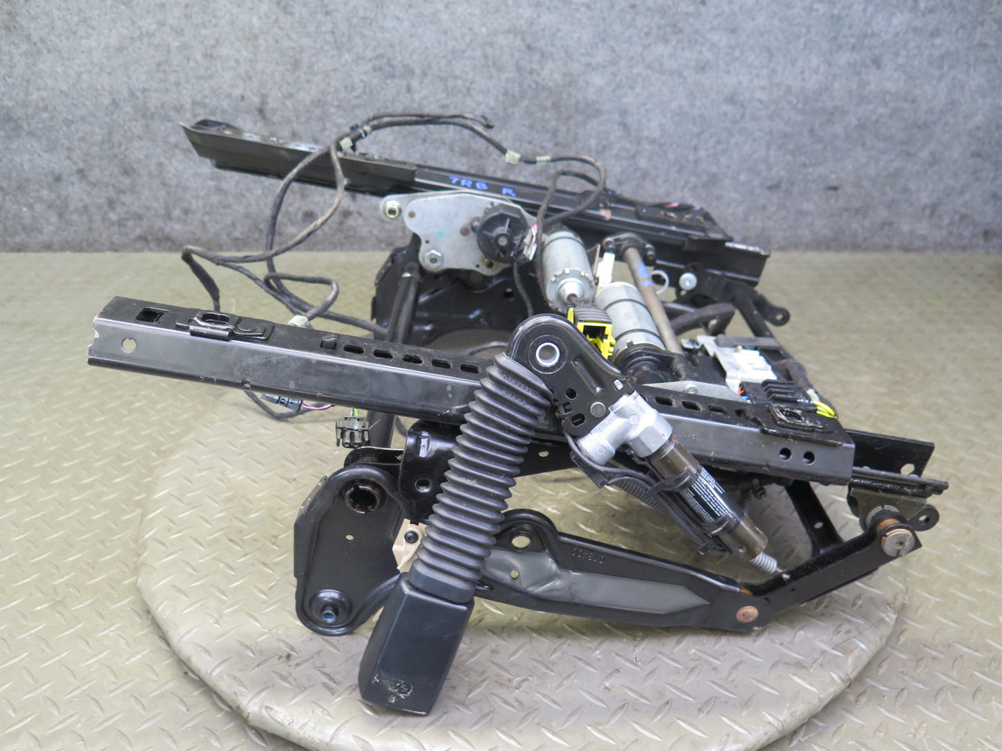 01-06 BMW E46 330ci Convert Front Right Seat Lower Frame Track Rail w Motor OEM