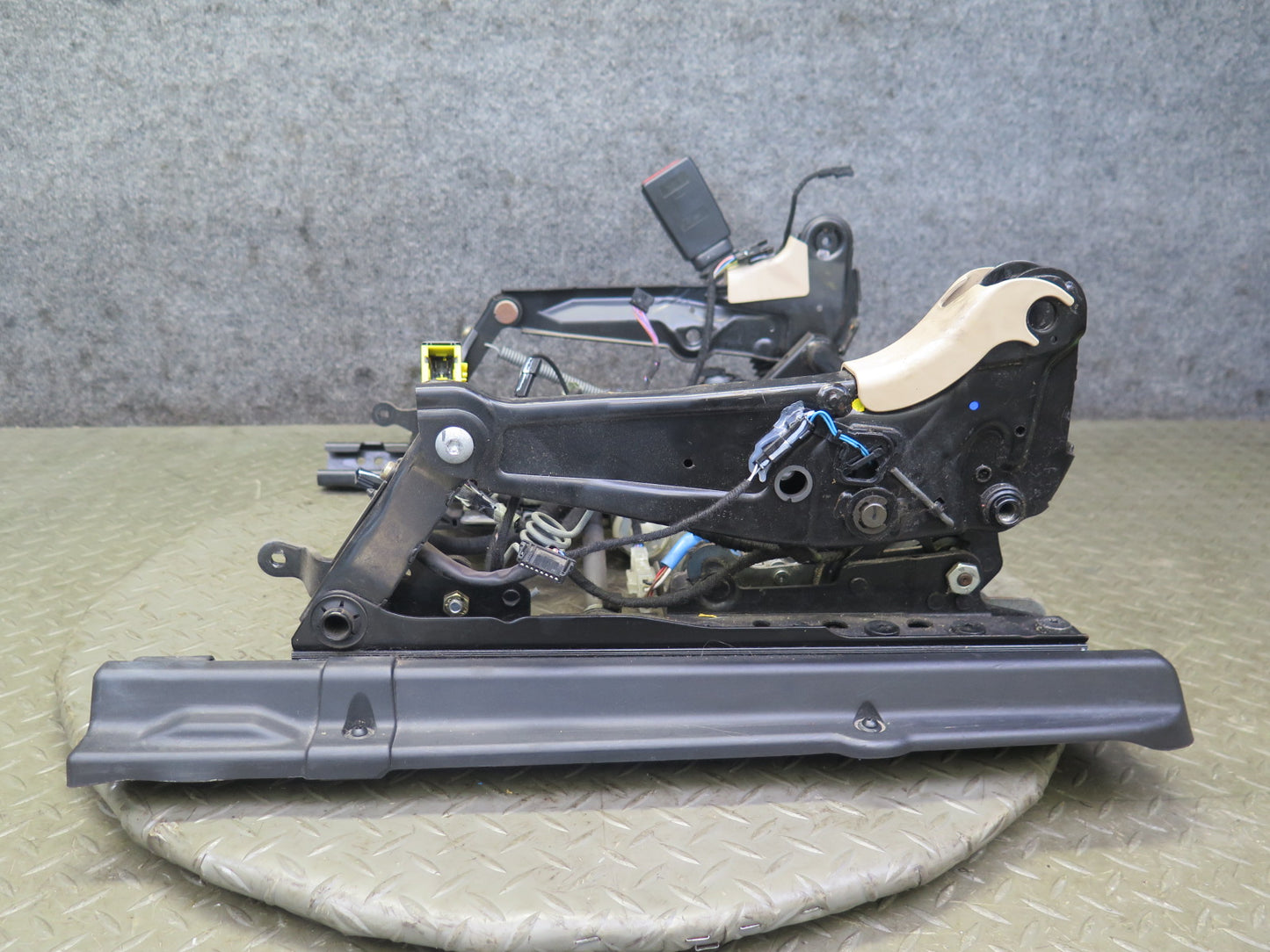 01-06 BMW E46 330ci Convert Front Left Seat Lower Frame Track Rail w Motor OEM