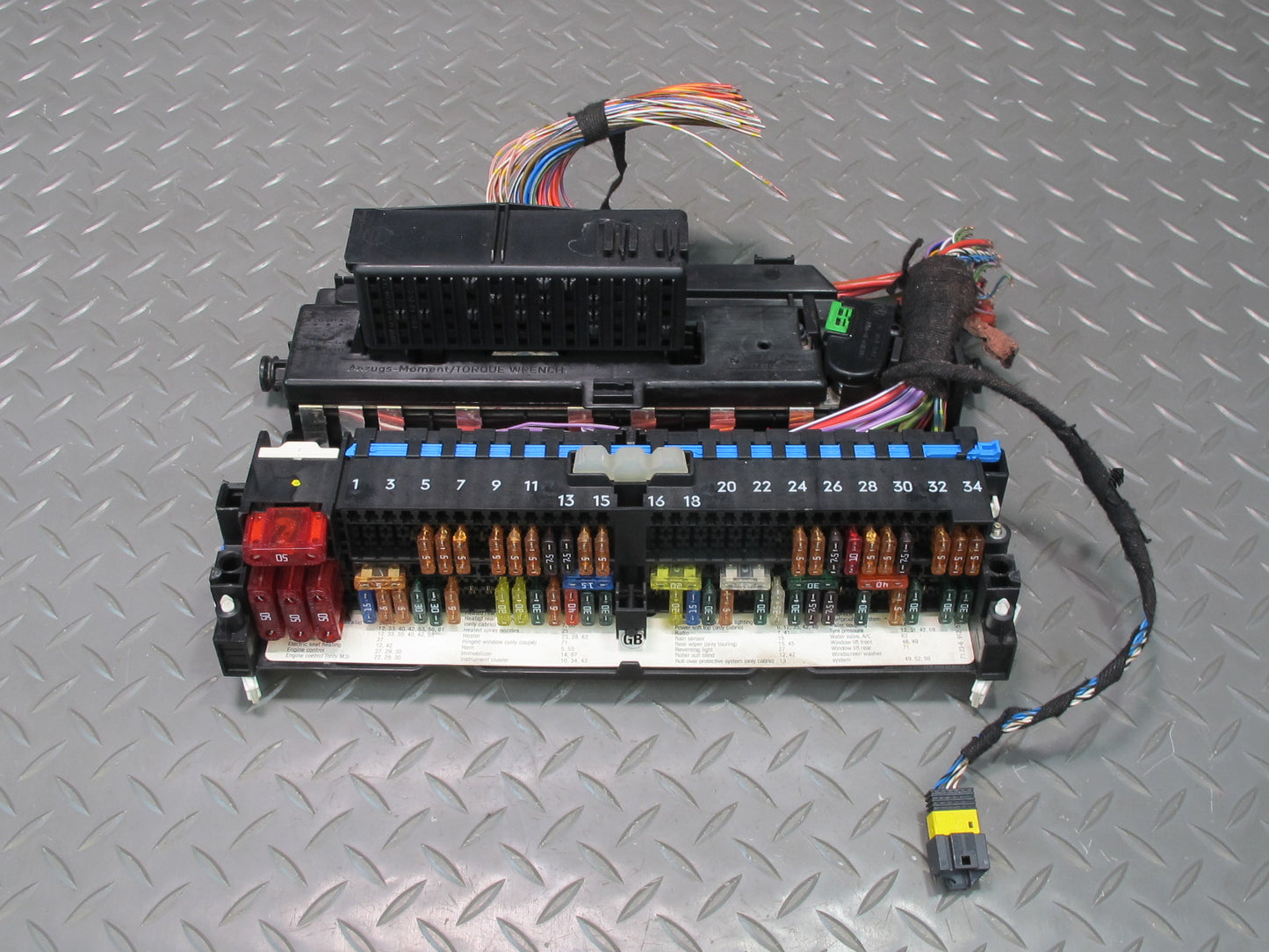 01-06 BMW E46 330ci Power Distribution Fuse Relay Box Module 8364541 OEM