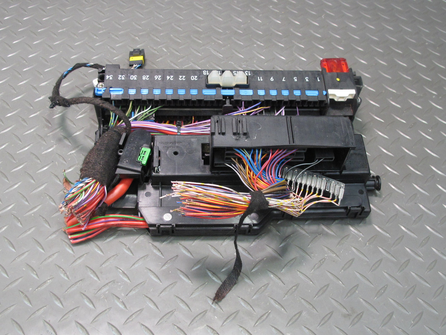 01-06 BMW E46 330ci Power Distribution Fuse Relay Box Module 8364541 OEM