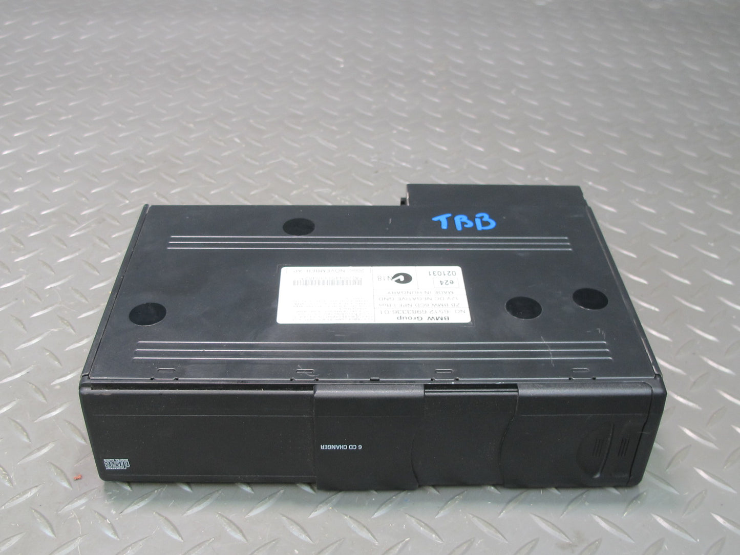 01-02 BMW E46 330ci 6 Disc CD Changer Unit w Magazine 6983336 OEM