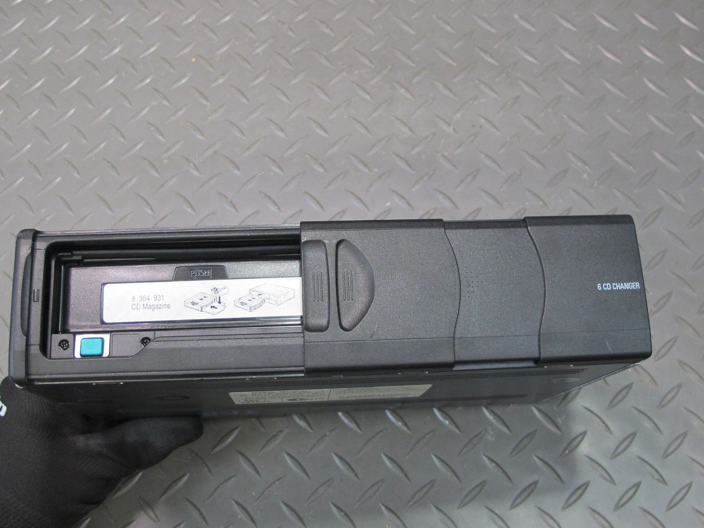 01-02 BMW E46 330ci 6 Disc CD Changer Unit w Magazine 6983336 OEM