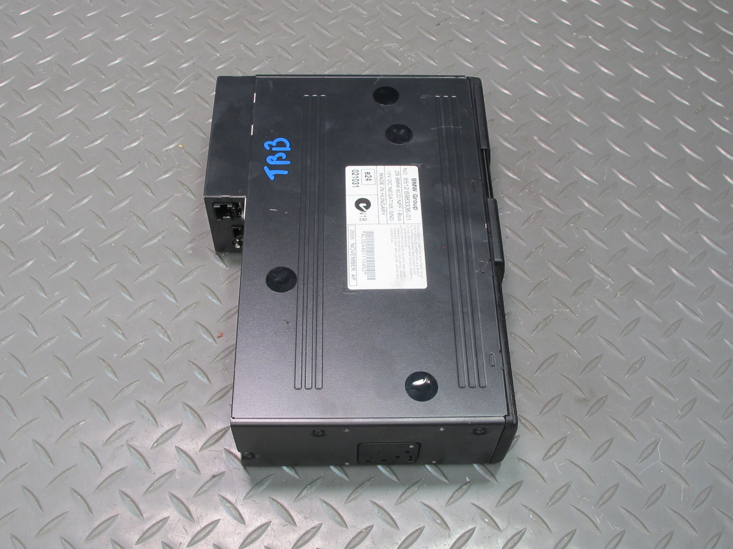 01-02 BMW E46 330ci 6 Disc CD Changer Unit w Magazine 6983336 OEM