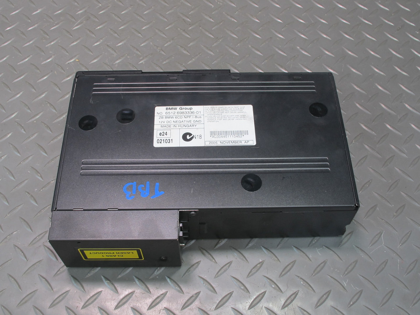 01-02 BMW E46 330ci 6 Disc CD Changer Unit w Magazine 6983336 OEM