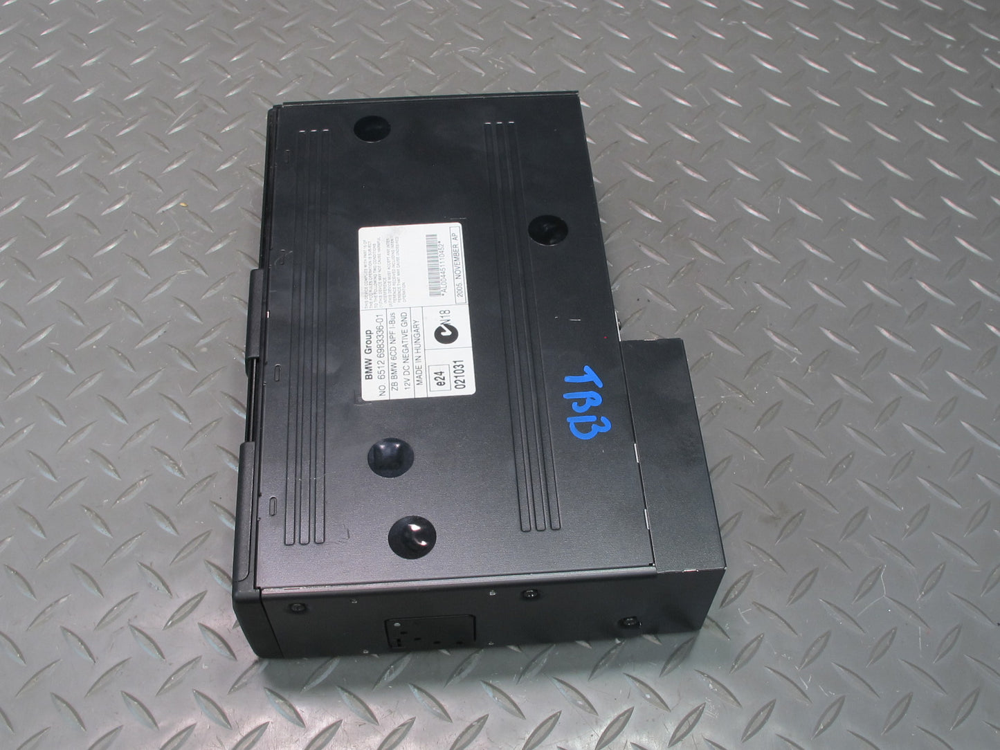 01-02 BMW E46 330ci 6 Disc CD Changer Unit w Magazine 6983336 OEM