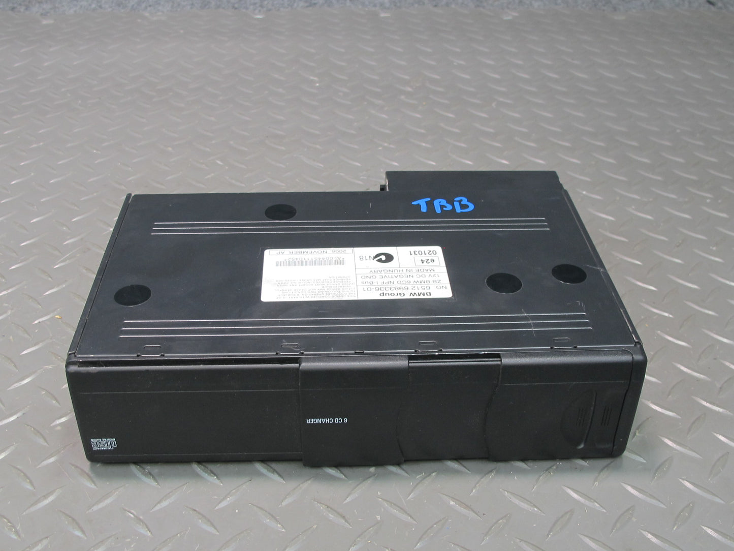 01-02 BMW E46 330ci 6 Disc CD Changer Unit w Magazine 6983336 OEM