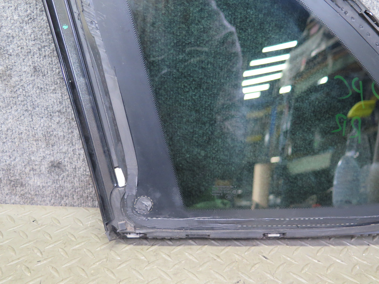 2011-2018 Porsche Cayenne 958 Rear Right Passenger Side Quarter Window Glass