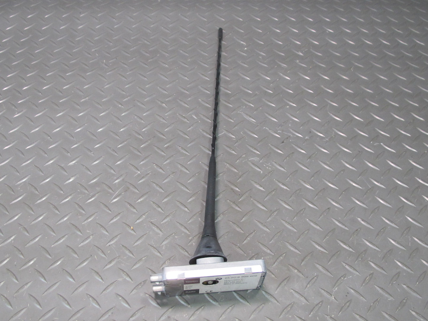 01-06 BMW E46 330ci Convertible Rear Exterior Radio Antenna w AMP Module OEM
