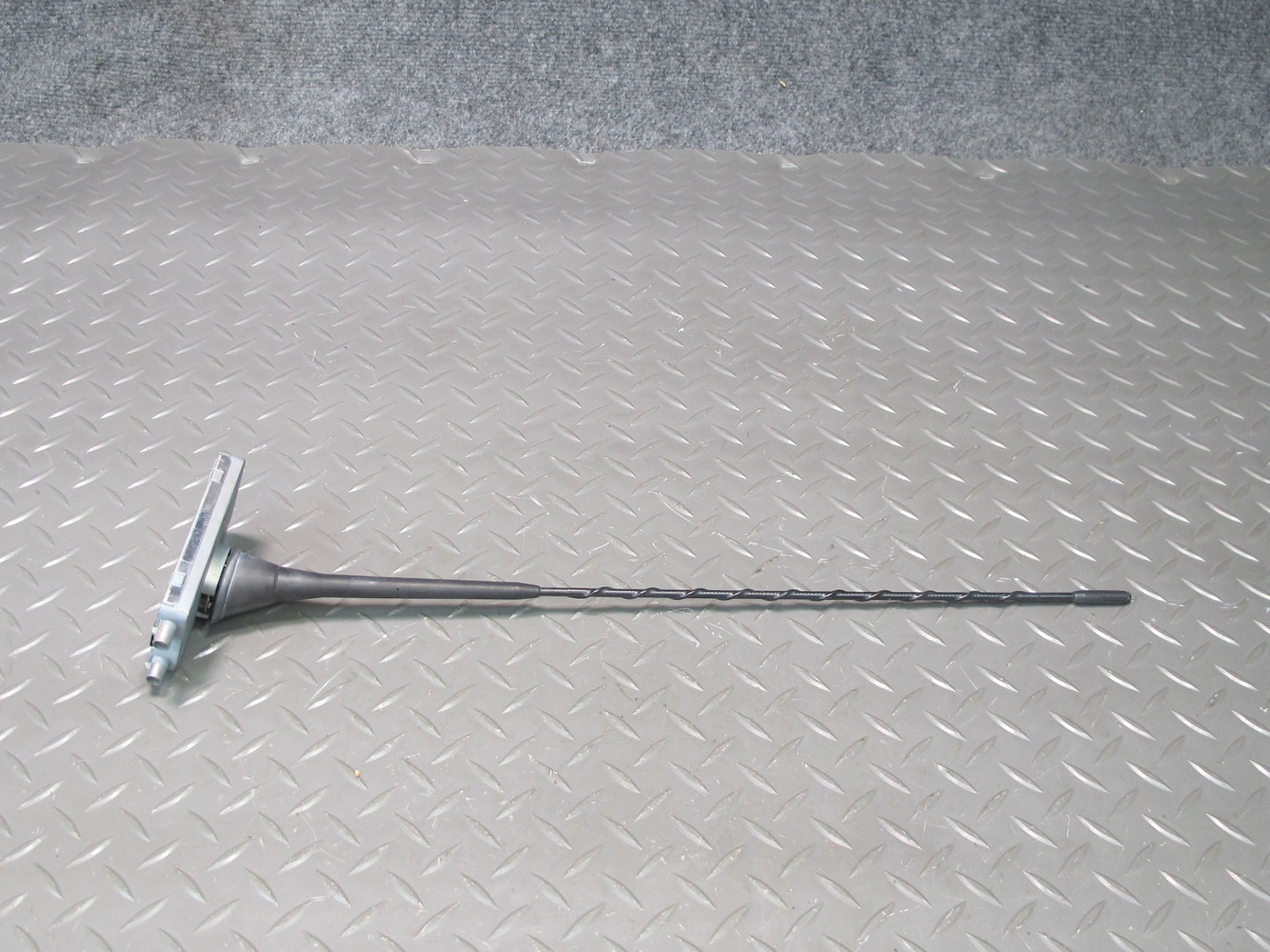 01-06 BMW E46 330ci Convertible Rear Exterior Radio Antenna w AMP Module OEM