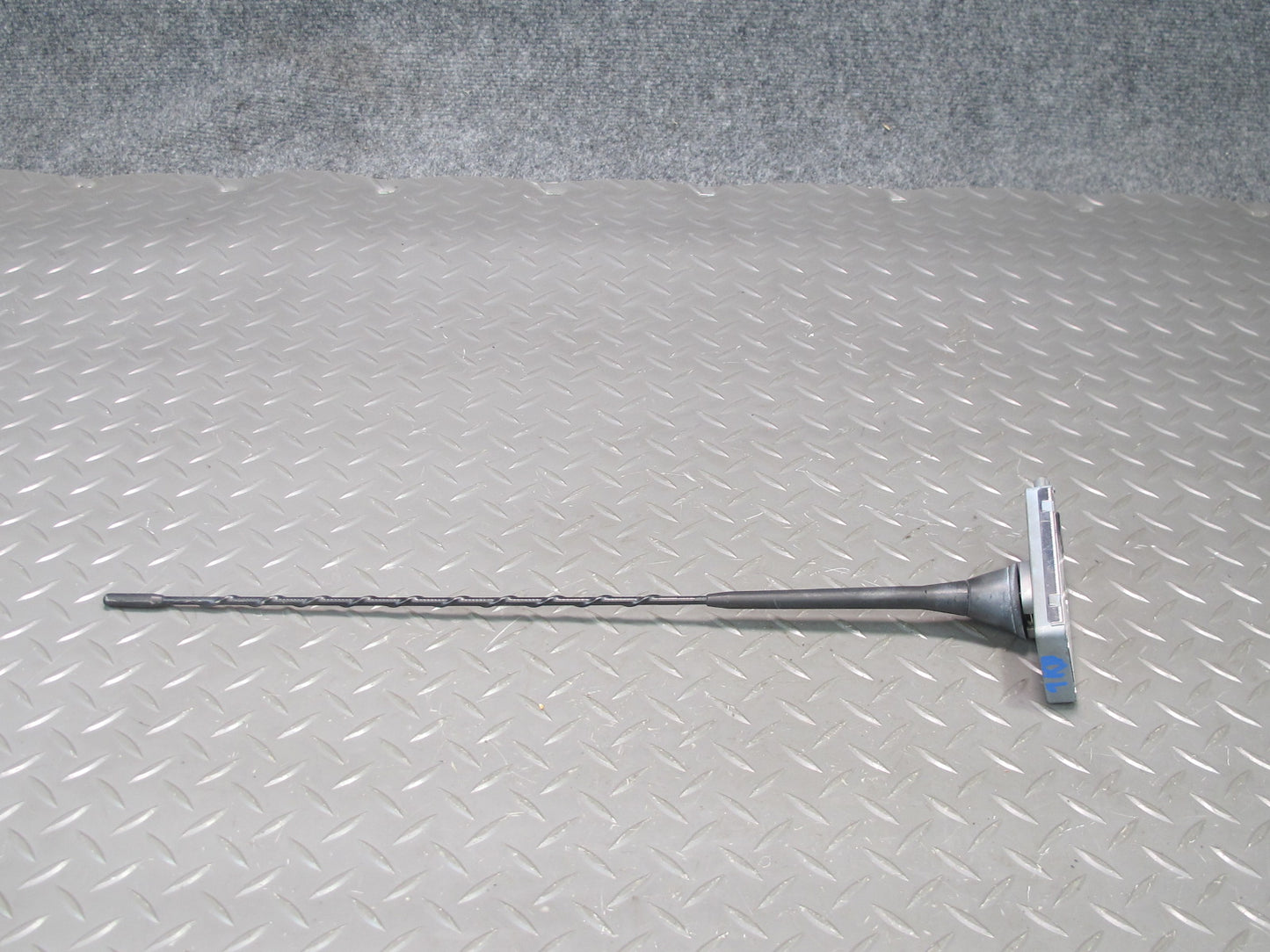 01-06 BMW E46 330ci Convertible Rear Exterior Radio Antenna w AMP Module OEM