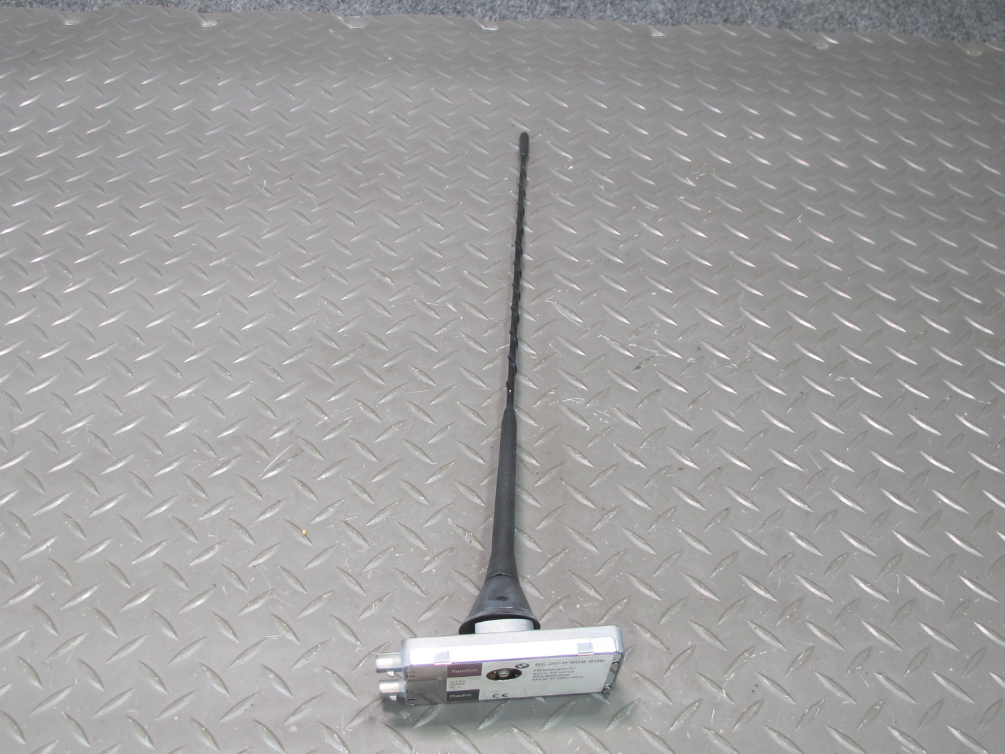 01-06 BMW E46 330ci Convertible Rear Exterior Radio Antenna w AMP Module OEM