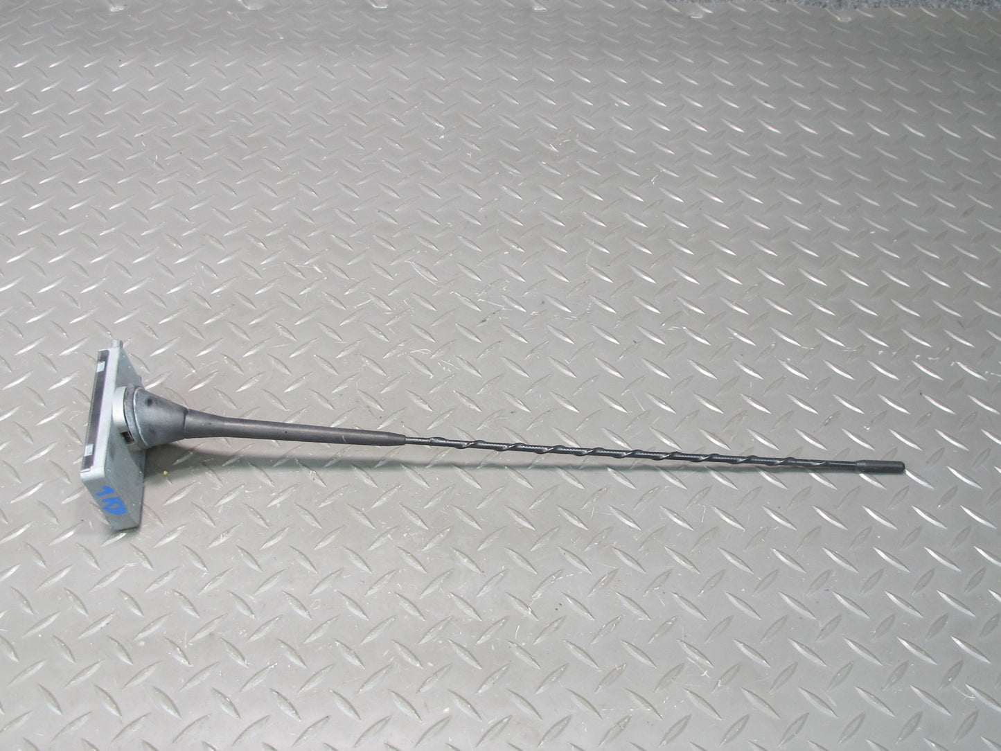 01-06 BMW E46 330ci Convertible Rear Exterior Radio Antenna w AMP Module OEM