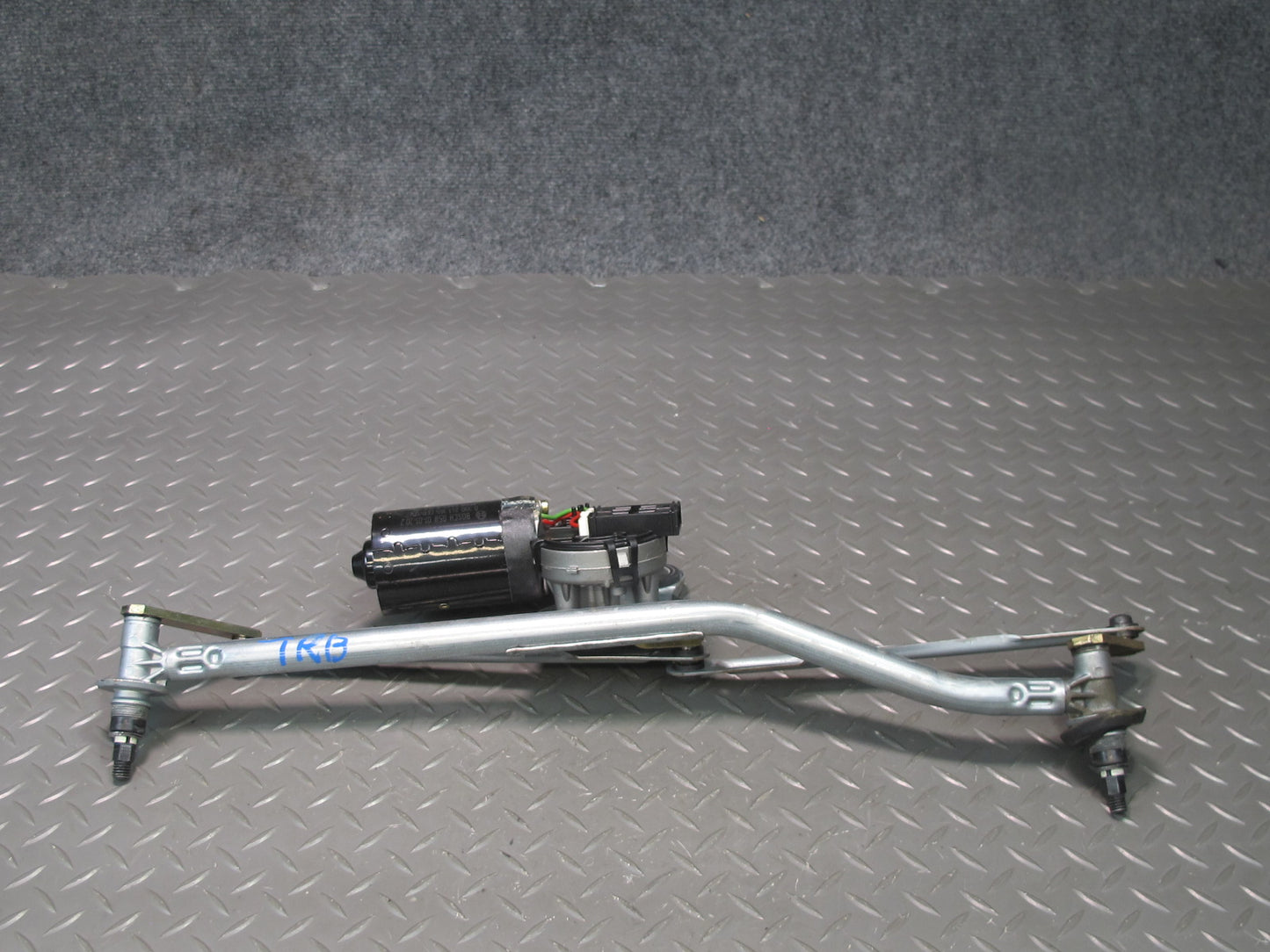 01-06 BMW E46 330ci Windshield Wiper Transmission Linkage w Motor OEM