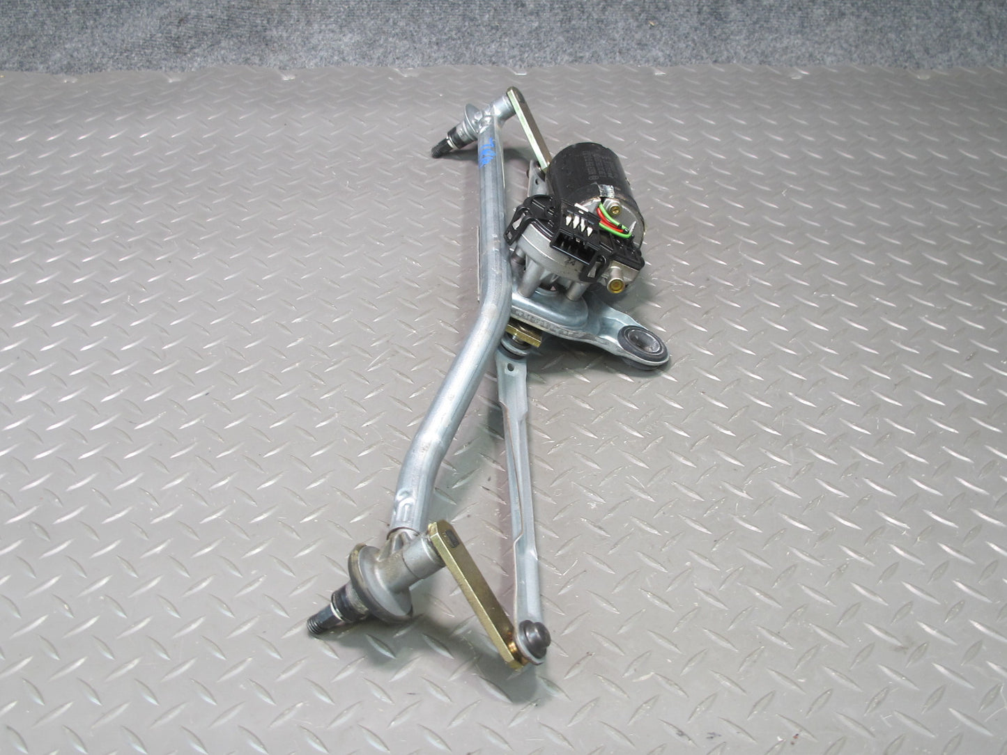 01-06 BMW E46 330ci Windshield Wiper Transmission Linkage w Motor OEM