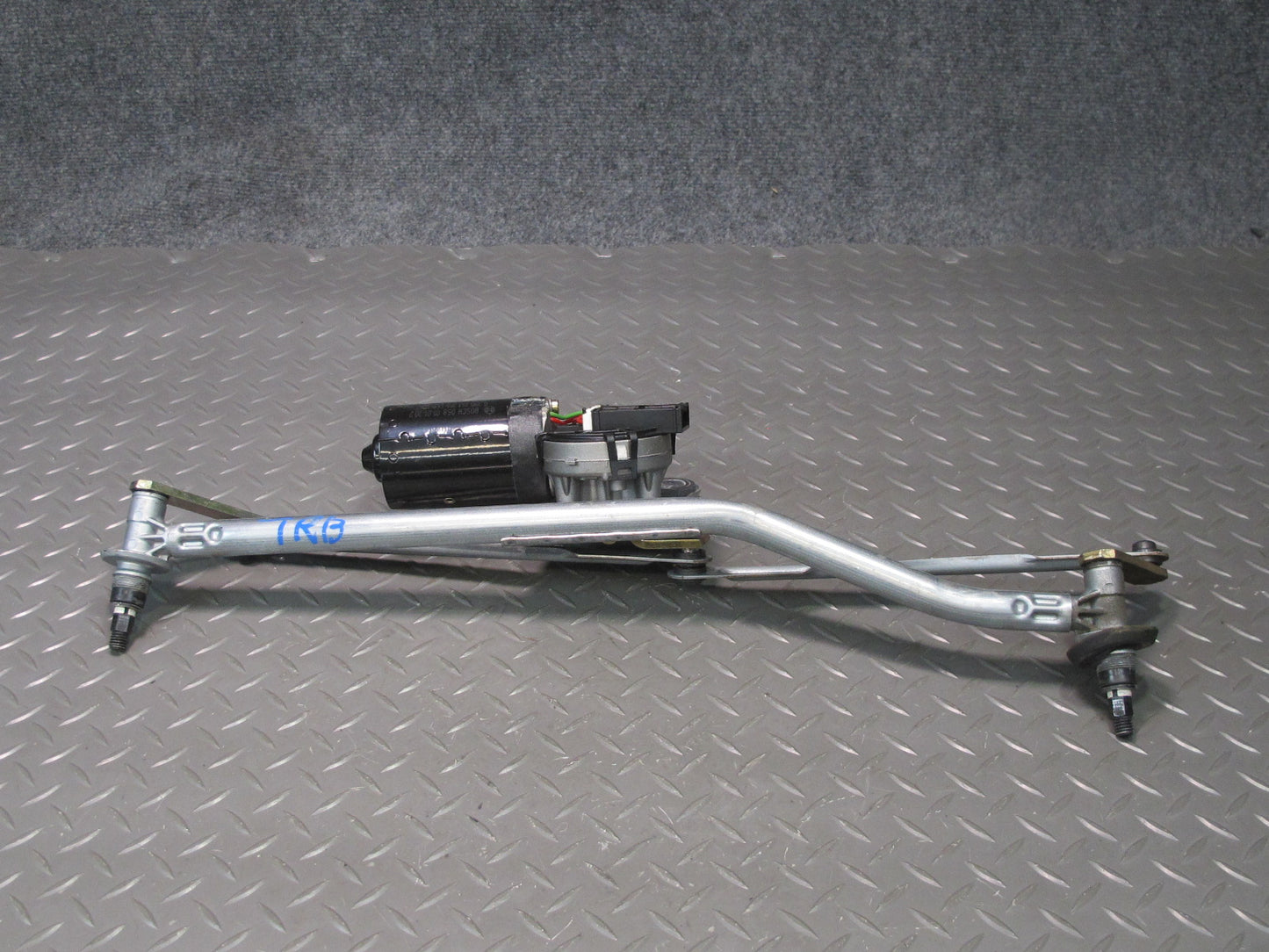 01-06 BMW E46 330ci Windshield Wiper Transmission Linkage w Motor OEM