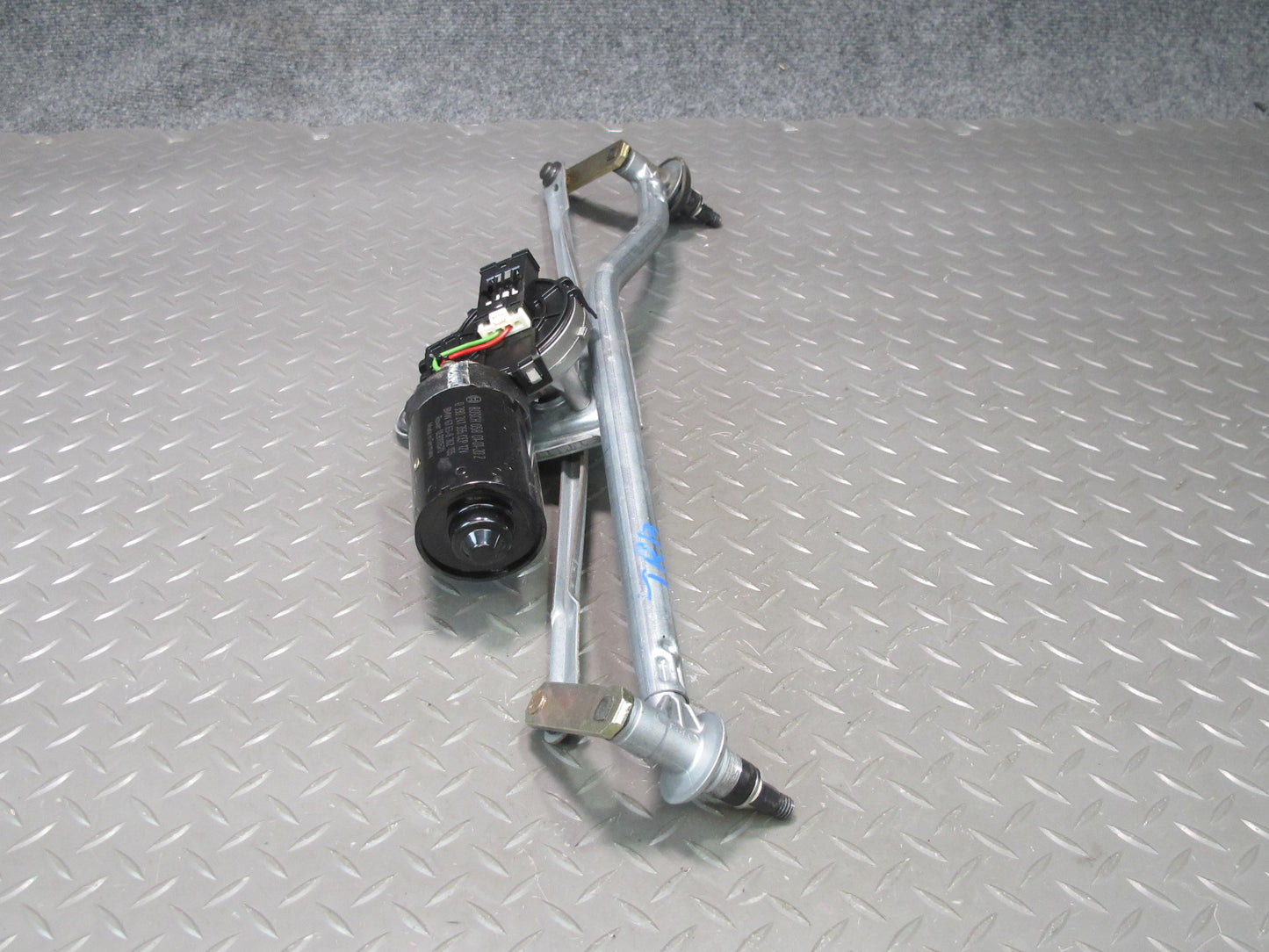 01-06 BMW E46 330ci Windshield Wiper Transmission Linkage w Motor OEM