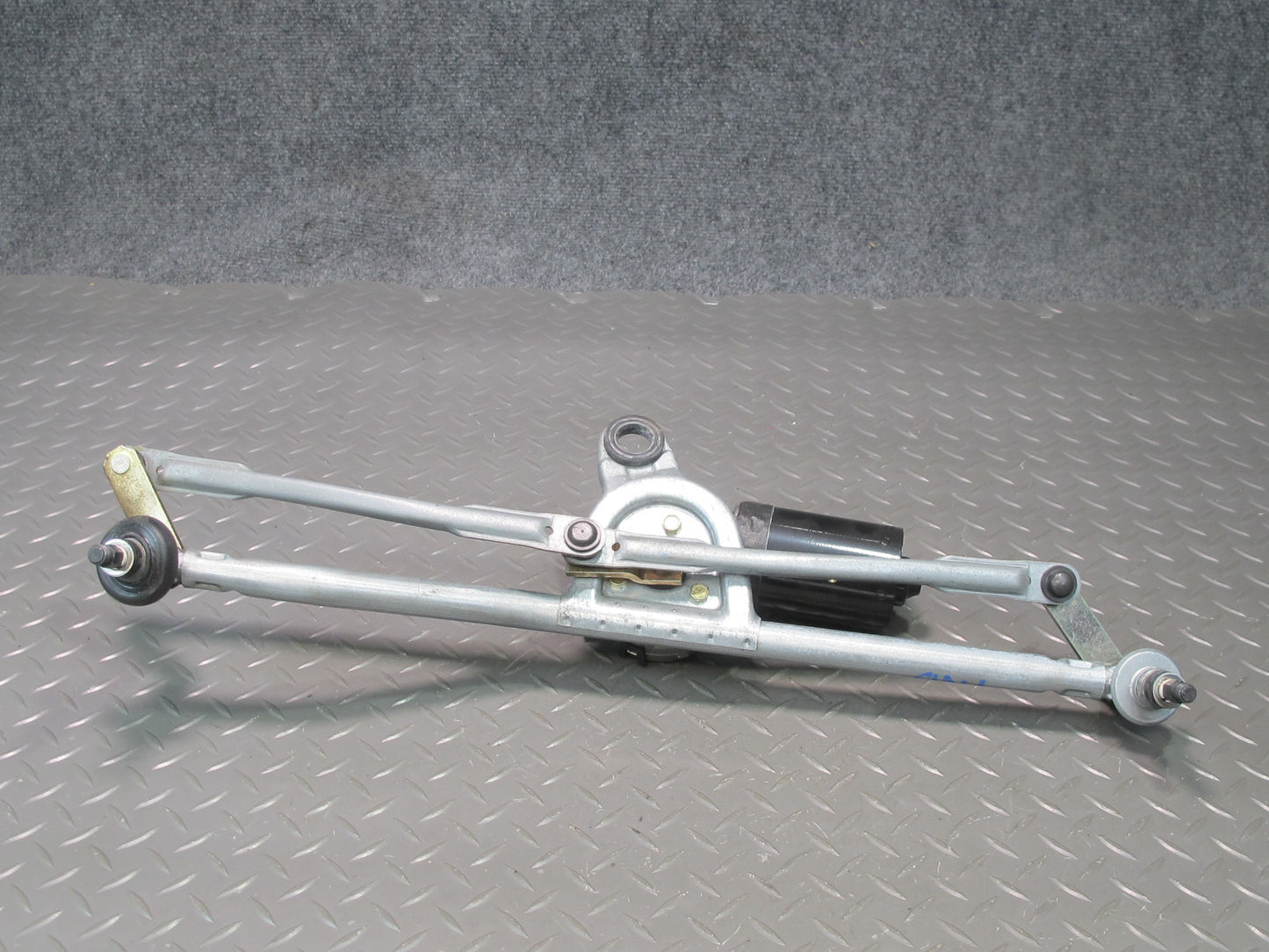01-06 BMW E46 330ci Windshield Wiper Transmission Linkage w Motor OEM