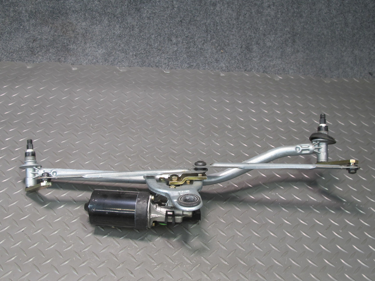 01-06 BMW E46 330ci Windshield Wiper Transmission Linkage w Motor OEM