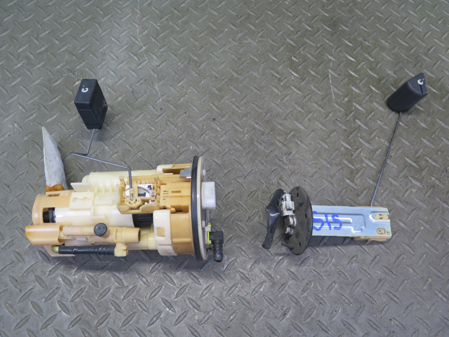 01-05 Lexus JCE10L IS300 Gas Fuel Pump Level Sensor Sending Unit Set OEM