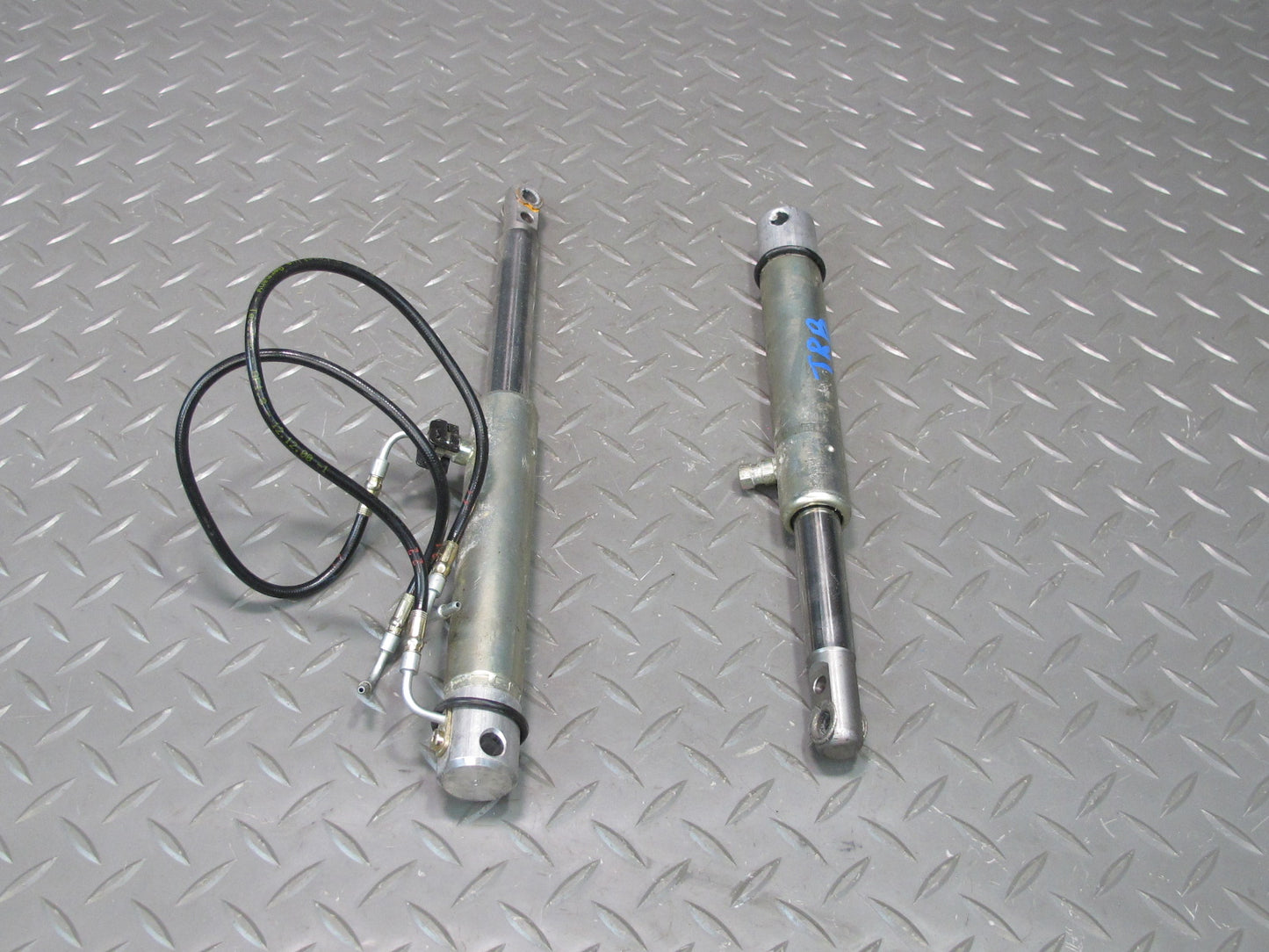 01-06 BMW E46 330ci Convertible Set of 2 TOP Roof Hydraulic Cylinder OEM