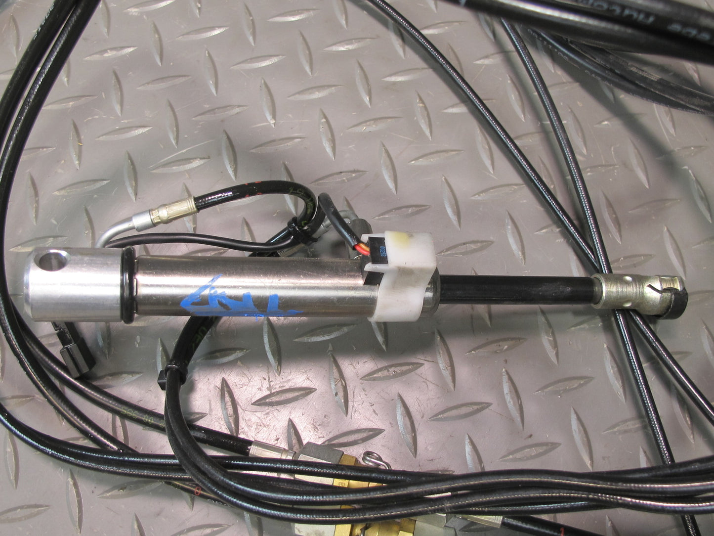 01-06 BMW E46 330ci Convertible Set of 2 TOP Roof Hydraulic Cylinder w Hose OEM