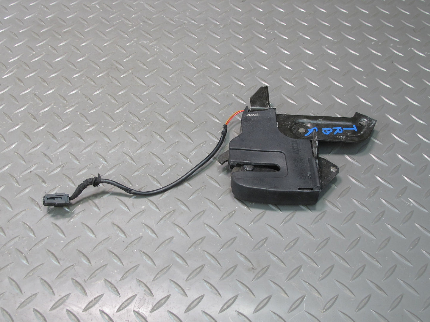 01-06 BMW E46 330ci Convertible Set of 2 Rear Folding TOP Roof Lock Latch OEM