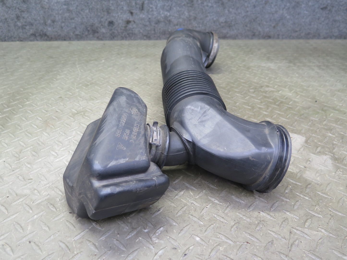 1997-2004 Porsche Boxster 986 Air Intake Cleaner Resonator Hose Pipe Line