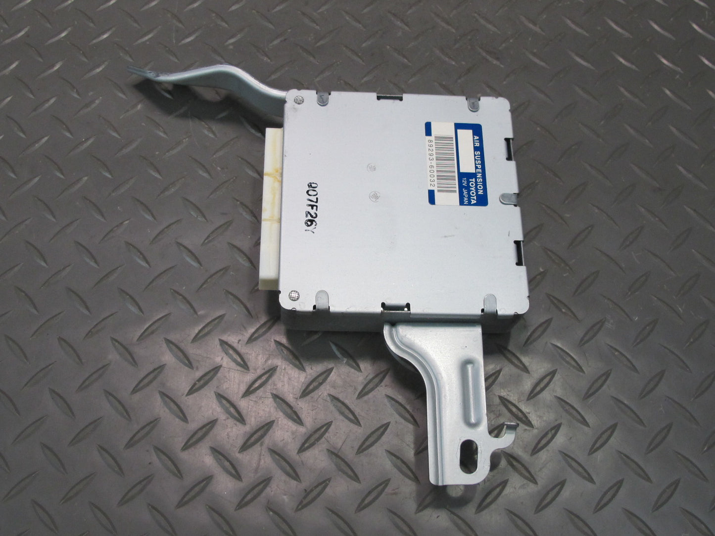2003-2009 Lexus UZJ120L GX470 Air Suspension Control Module 89293-60032