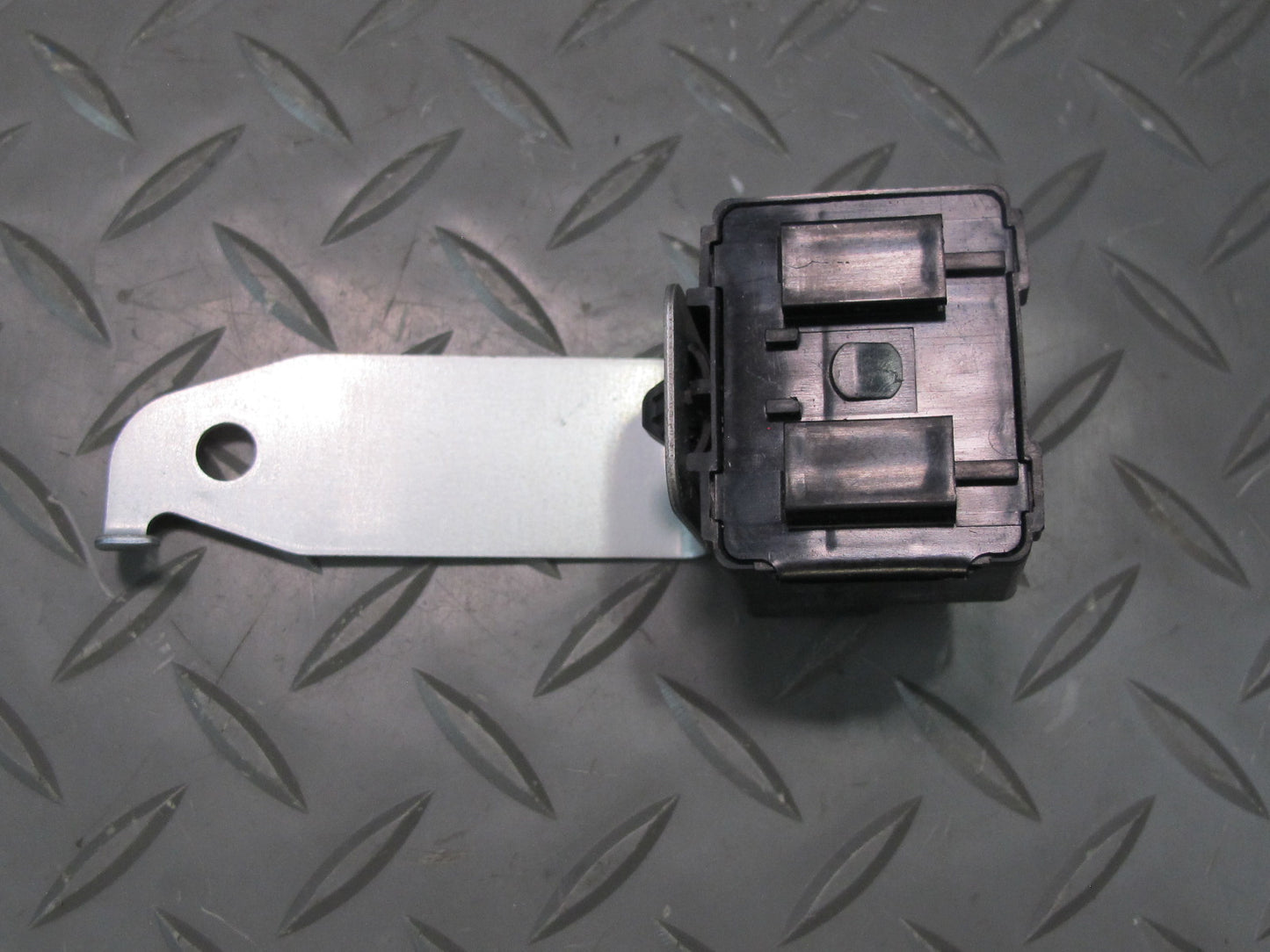 2003-2009 Lexus UZJ120L GX470 Buzzer Skid Control Module w Bracket 86652-51010