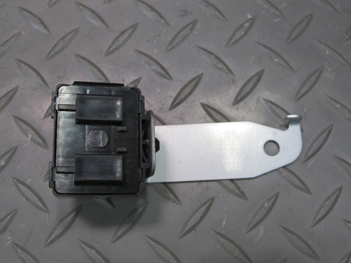 2003-2009 Lexus UZJ120L GX470 Buzzer Skid Control Module w Bracket 86652-51010