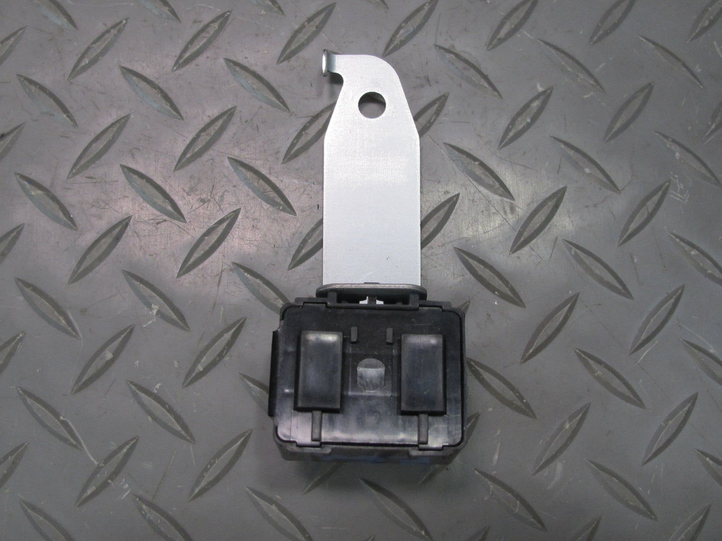 2003-2009 Lexus UZJ120L GX470 Buzzer Skid Control Module w Bracket 86652-51010