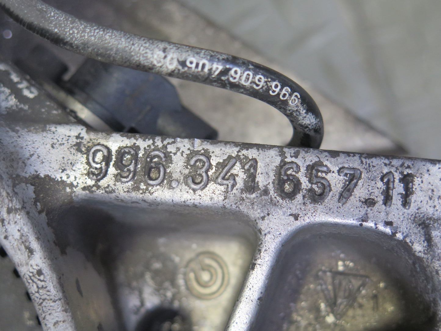 1997-2004 Porsche Boxster 986 Front Left Spindle Knuckle Wheel Hub Bearing