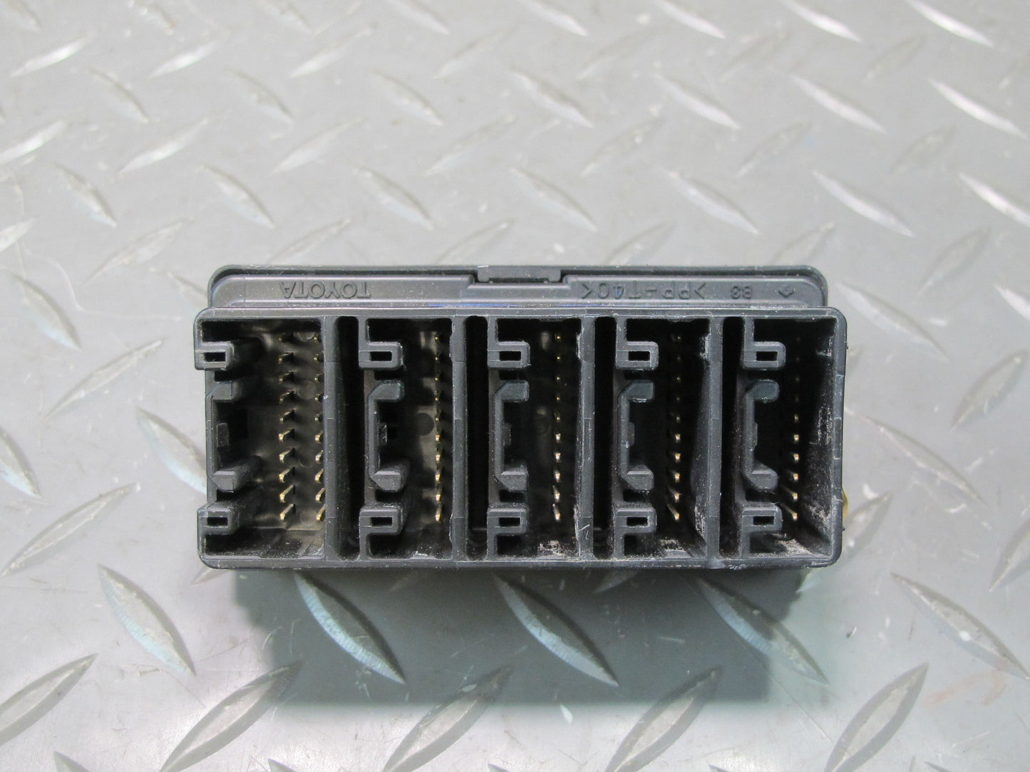 2003-2009 Lexus UZJ120L GX470 Fuse Relay Junction Block