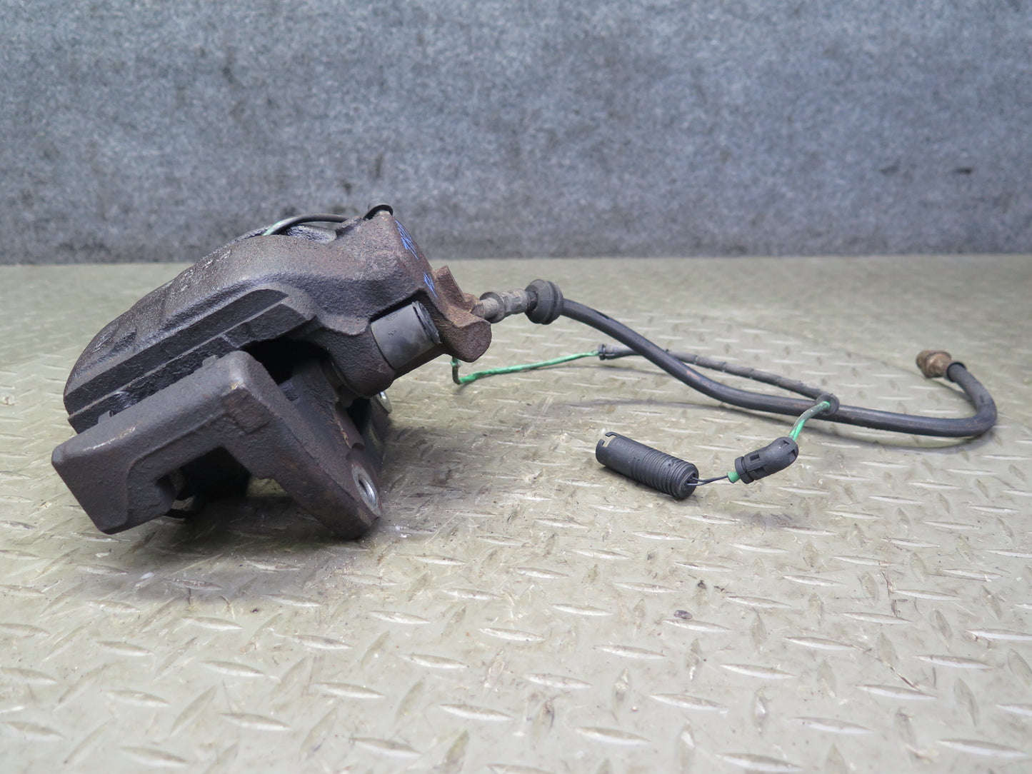 01-06 BMW E46 330i 330Ci RWD Set of 2 Front Left & Right Brake Caliper 77K OEM