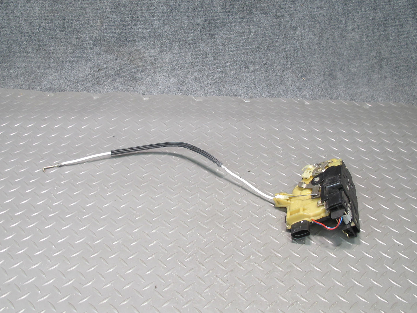 1998-2004 Porsche Boxster 986 Right Door Lock Latch Actuator