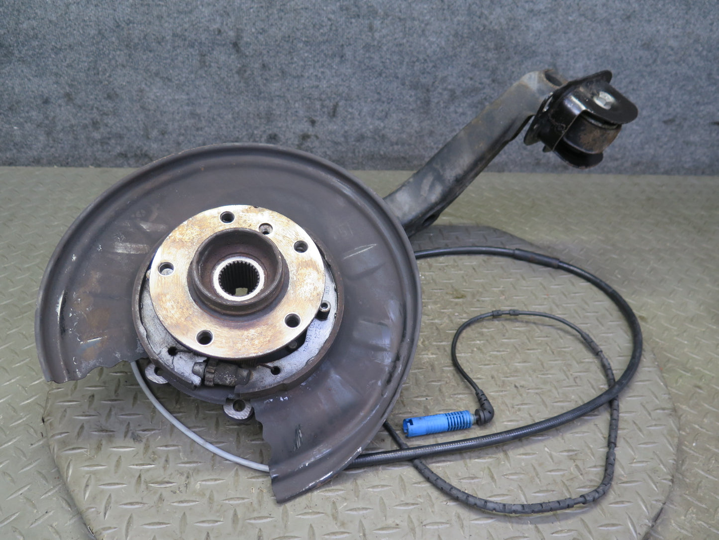 01-06 BMW E46 330ci RWD Rear Left Knuckle Wheel Hub Trailing Arm 77K Miles OEM