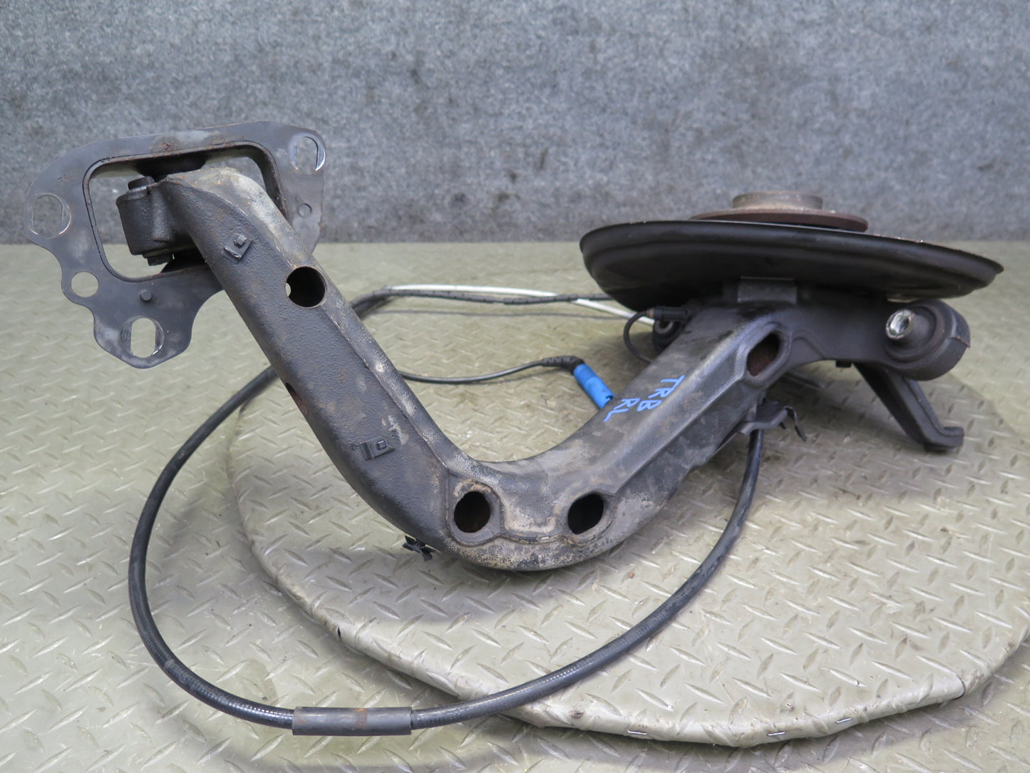 01-06 BMW E46 330ci RWD Rear Left Knuckle Wheel Hub Trailing Arm 77K Miles OEM