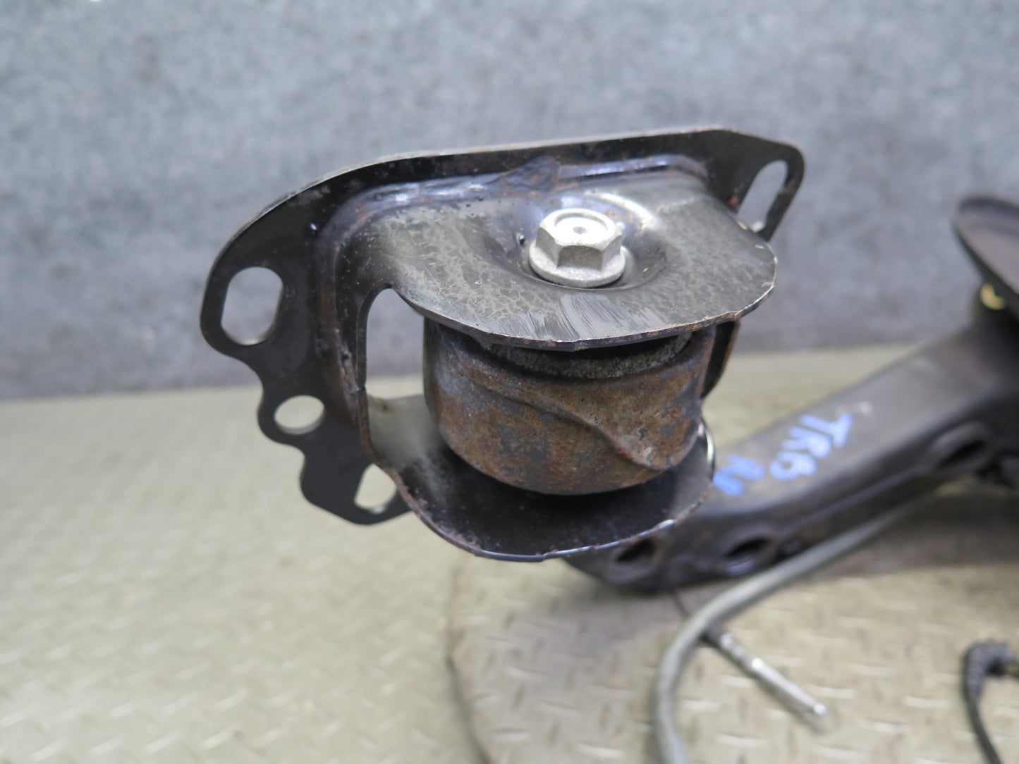 01-06 BMW E46 330ci RWD Rear Right Knuckle Wheel Hub Trailing Arm 77K Miles OEM