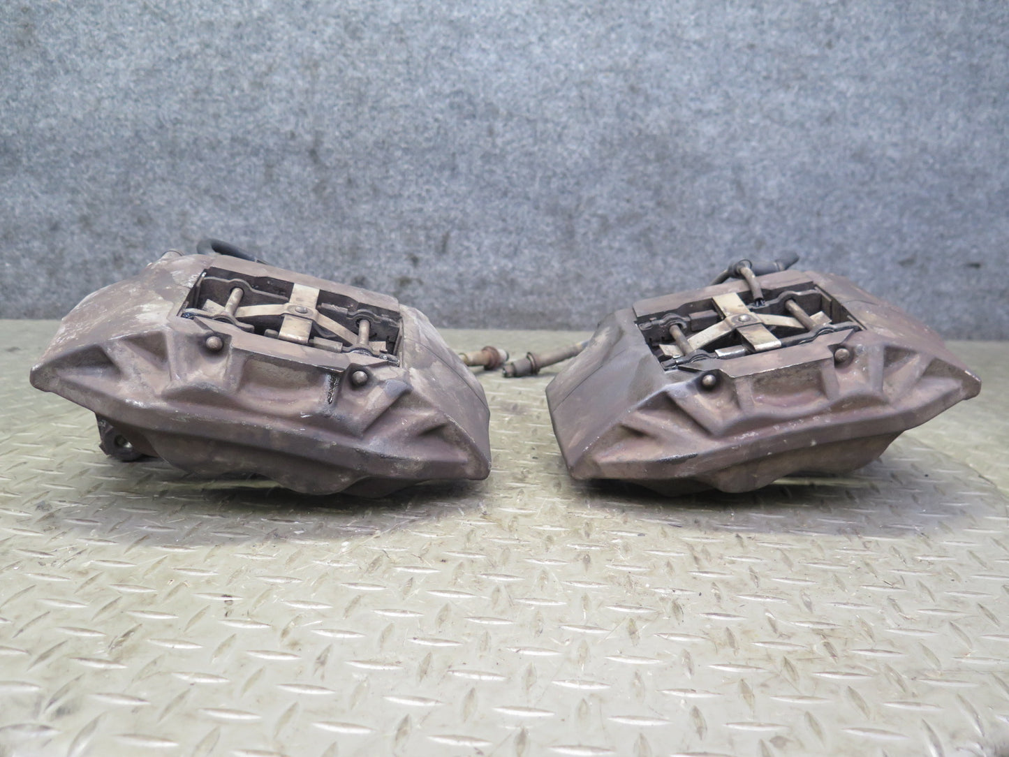 95-00 Lexus UCF20L LS400 Set of 2 Front Left Right Brake Caliper Sumitomo OEM