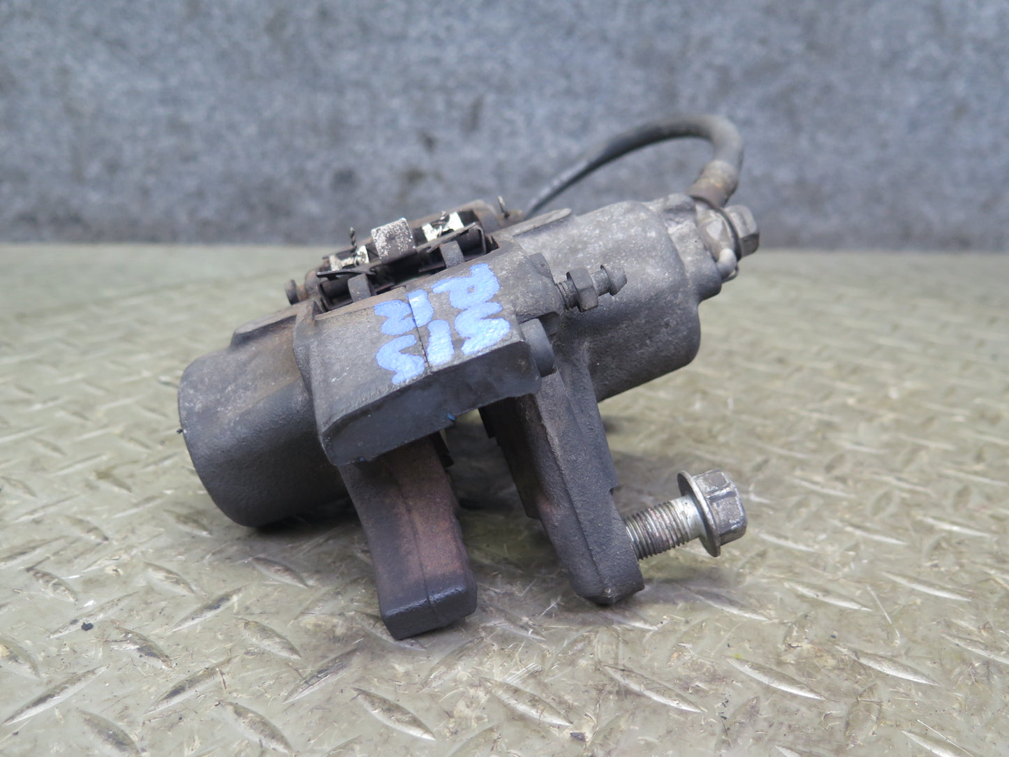 01-05 Lexus JCE10L IS300 Set of 2 Rear Left & Right Brake Caliper OEM