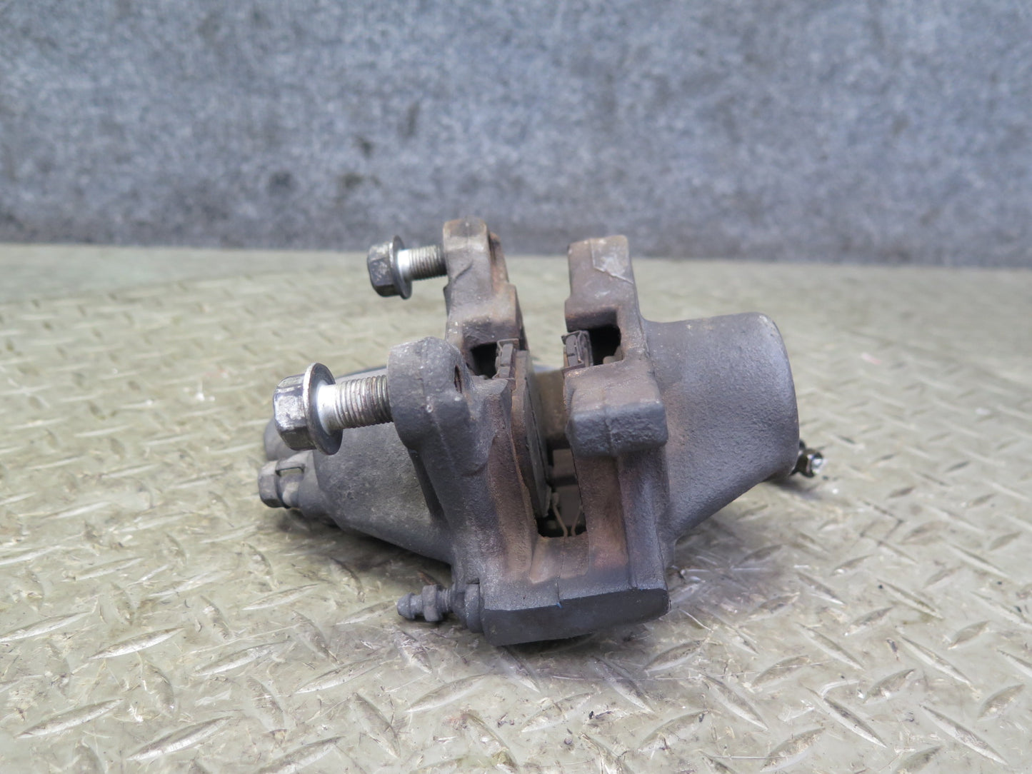 01-05 Lexus JCE10L IS300 Set of 2 Rear Left & Right Brake Caliper OEM