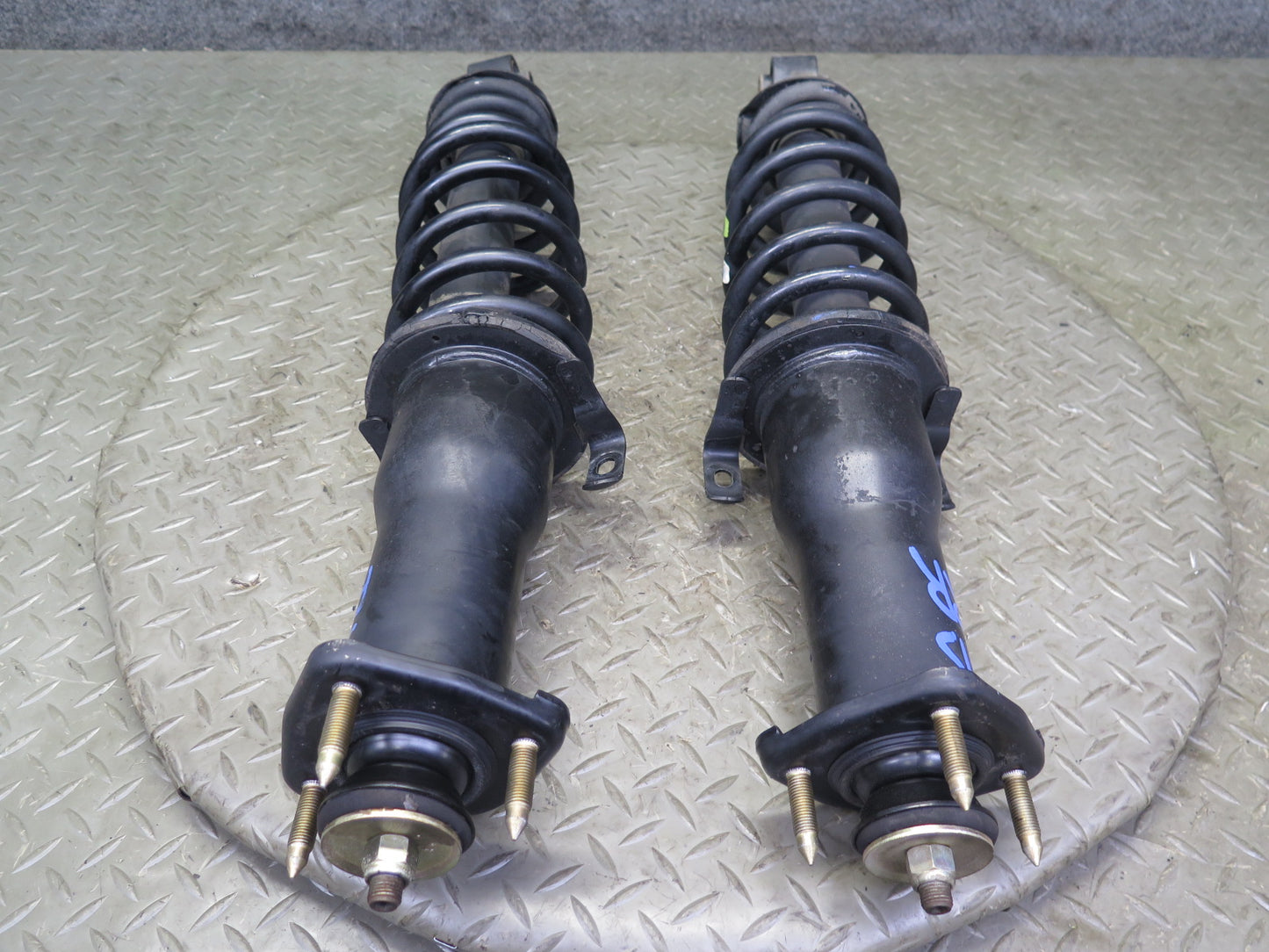 01-05 Lexus JCE10L IS300 Sedan Set of 2 Rear Strut Shock Absorber OEM
