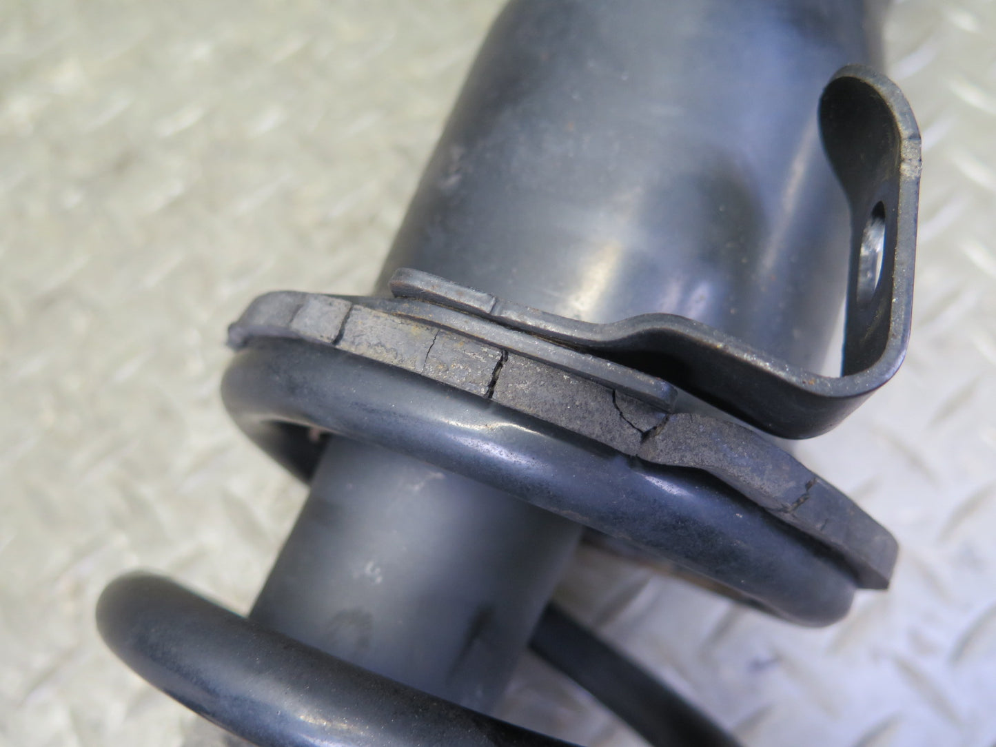 01-05 Lexus JCE10L IS300 Sedan Set of 2 Rear Strut Shock Absorber OEM