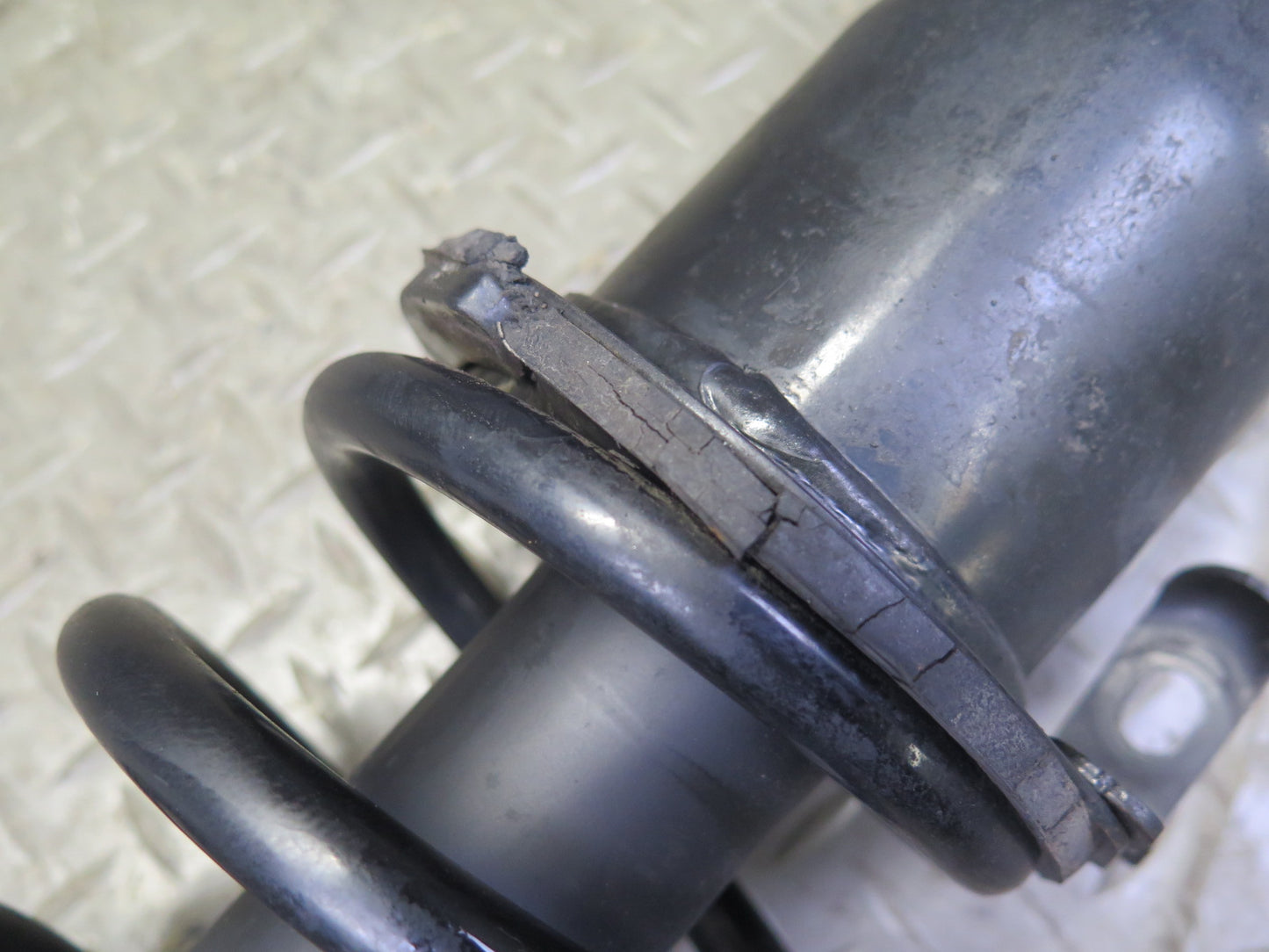 01-05 Lexus JCE10L IS300 Sedan Set of 2 Rear Strut Shock Absorber OEM