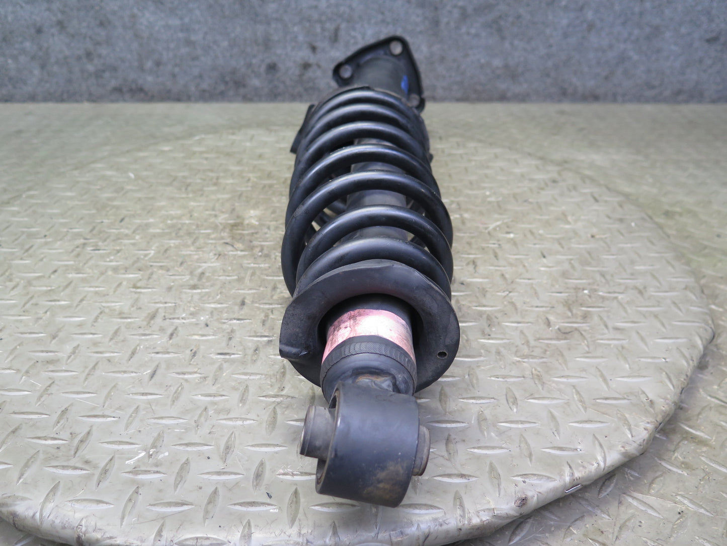 01-05 Lexus JCE10L IS300 Sedan Set of 2 Rear Strut Shock Absorber OEM