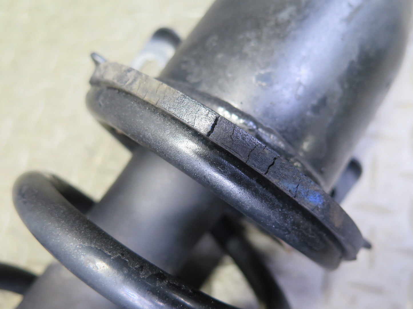 01-05 Lexus JCE10L IS300 Sedan Set of 2 Rear Strut Shock Absorber OEM