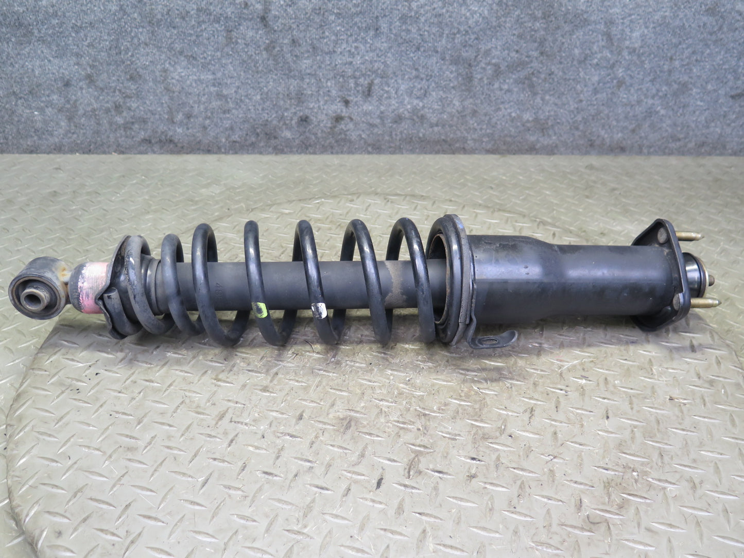 01-05 Lexus JCE10L IS300 Sedan Set of 2 Rear Strut Shock Absorber OEM
