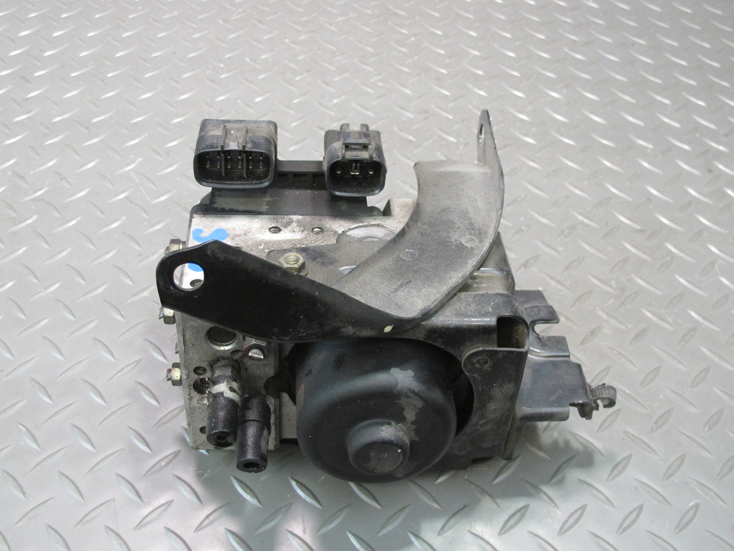 2001 Lexus JCE10L IS300 Anti Lock Brake ABS Pump Module OEM